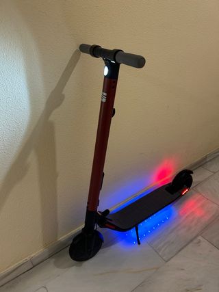 Patinete eléctrico SEAT con luces LED