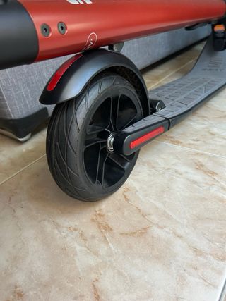 Patinete eléctrico SEAT con luces LED