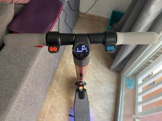 Patinete eléctrico SEAT con luces LED