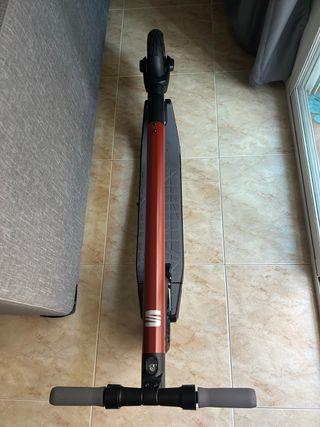 Patinete eléctrico SEAT con luces LED