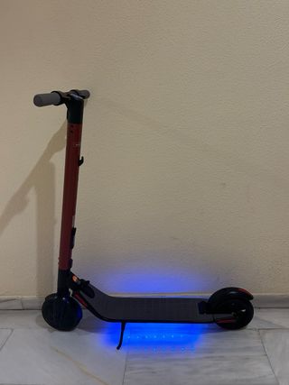 Patinete eléctrico SEAT con luces LED