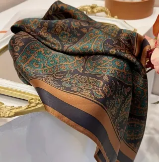 Pañuelo estampado verde y negro