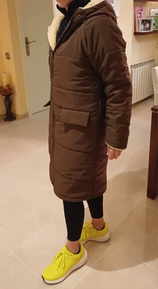 Anorak largo marrón con capucha