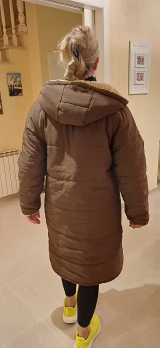 Anorak largo marrón con capucha