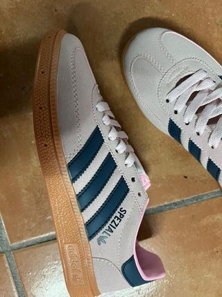 Zapatillas Adidas Spezial rosas y azul marino
