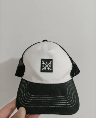 Gorra Trucker SK8 Blanca y Negra