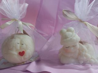 Vela Rosa Figura Niña con Flores