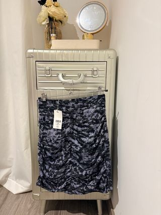 Falda corta lila y negra talla XS