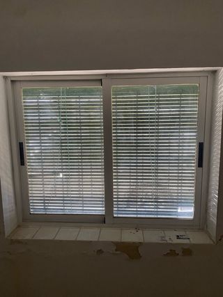 Ventanas de aluminio blanca con correderas