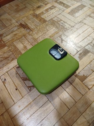 Báscula mecánica vintage verde