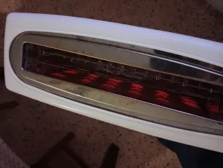 Tostadora blanca con selector de temperatura