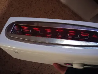 Tostadora blanca con selector de temperatura