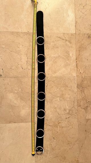 Cinturón negro con aros plateados