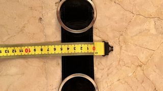 Cinturón negro con aros plateados