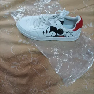 Zapatillas deportivas blancas con Mickey