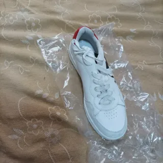 Zapatillas deportivas blancas con Mickey