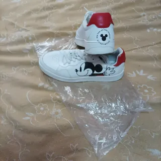 Zapatillas deportivas blancas con Mickey