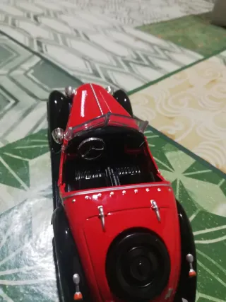 Macchina da collezione rossa