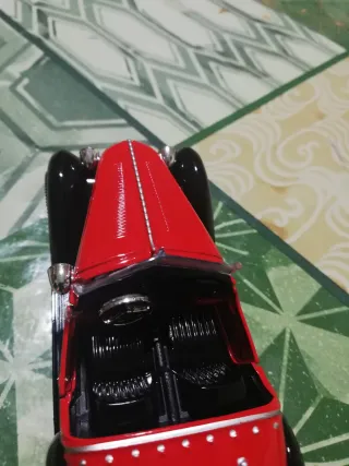 Macchina da collezione rossa