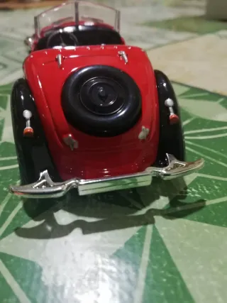 Macchina da collezione rossa