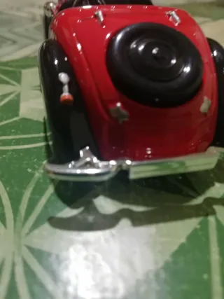 Macchina da collezione rossa