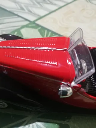 Macchina da collezione rossa