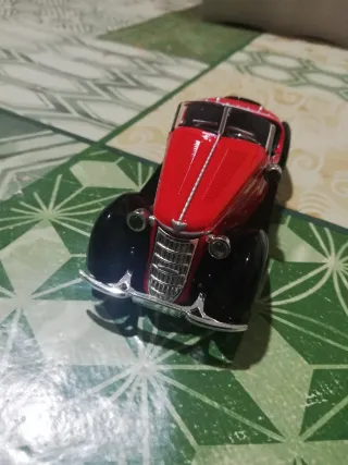 Macchina da collezione rossa