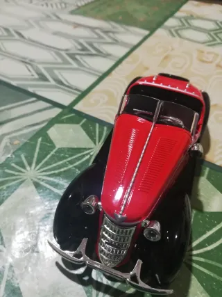 Macchina da collezione rossa