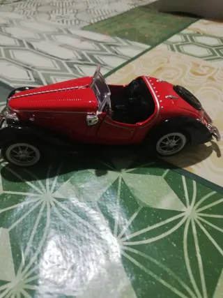 Macchina da collezione rossa
