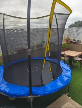 Cama elástica con red de seguridad