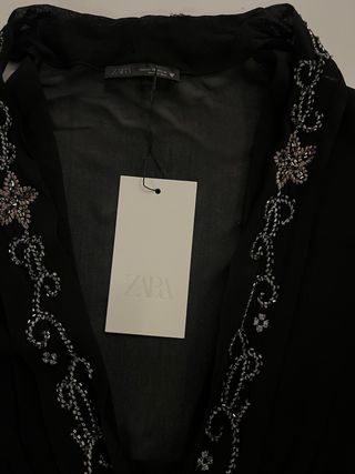 Blusa fular con abalorios Zara