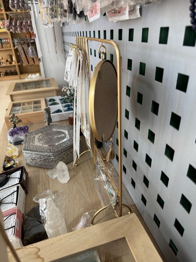 Colgador joyas metal dorado con espejo