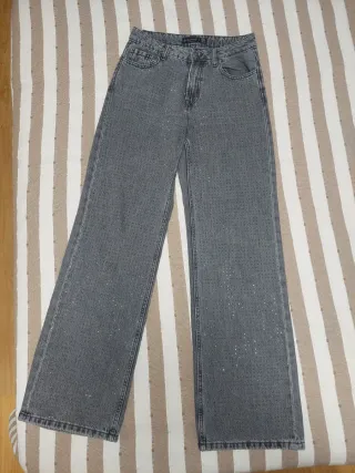 Pantalón Stradivarius gris con brillos Talla M .