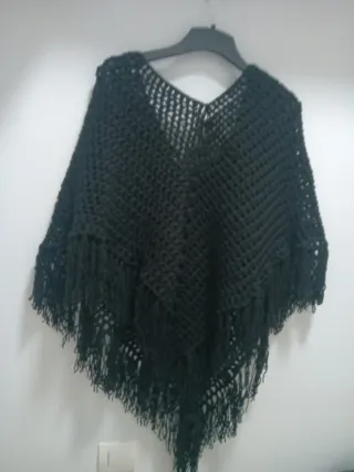 Poncho negro tejido con flecos
