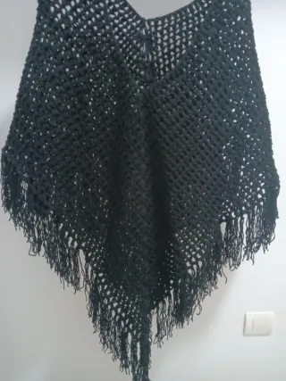 Poncho negro tejido con flecos