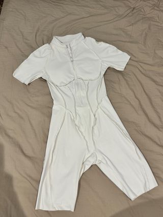 Mono deportivo espalda descubierta