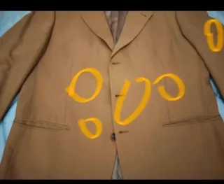 Americana beige oscura de Emidio Tucci.