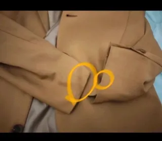 Americana beige oscura de Emidio Tucci.