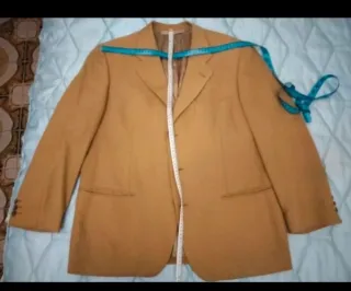 Americana beige oscura de Emidio Tucci.