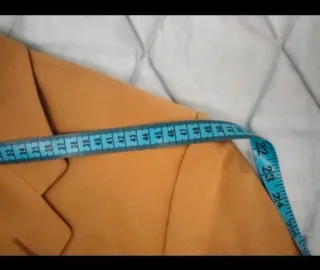 Americana beige oscura de Emidio Tucci.