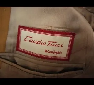 Americana beige oscura de Emidio Tucci.