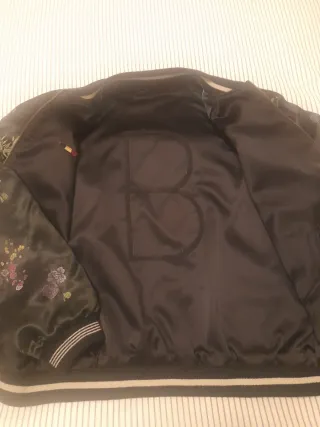 Chaqueta bomber reversible. Por un lado, estampada