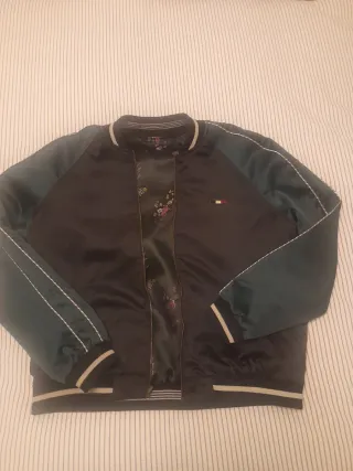 Chaqueta bomber reversible. Por un lado, estampada