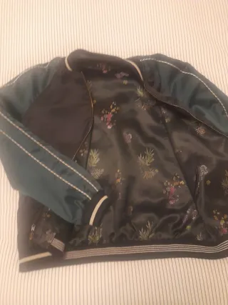 Chaqueta bomber reversible. Por un lado, estampada