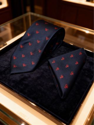 Corbata y pañuelo azul con detalle rojo