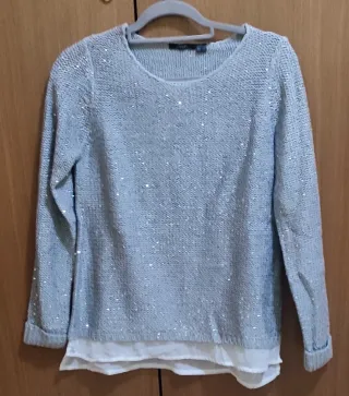 Jersey plateado con lentejuelas y capa blanca