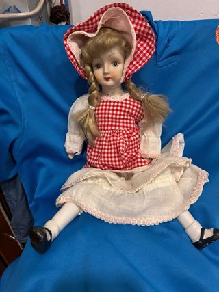Muñeca porcelana antigua vestida