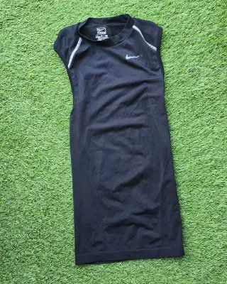 Camiseta Nike compresión negra sin mangas