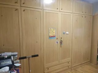 Habitación completa: armario y dos camas abatibles