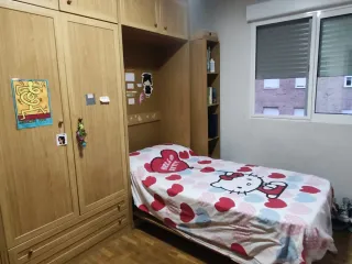 Habitación completa: armario y dos camas abatibles